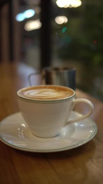 Köpüklü bir fincan kahve.