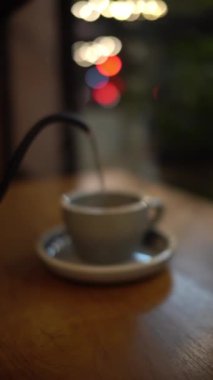 Birisi masaya sıcak su döker.