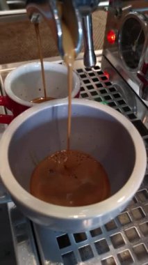 kahve makinesi dökerek espresso