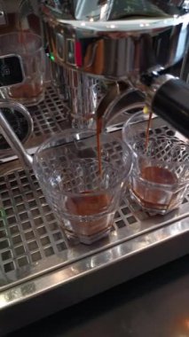 Kahve makinesinden taze espresso akışının görüntülerini kapat