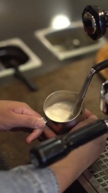 Köpük yapmak için buhar sütü yakın.