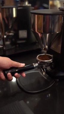 Espresso yapmak için iskele filtresini kahve telvesiyle doldur.