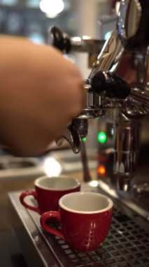 Kahve makinesiyle Espresso yapan Barista.