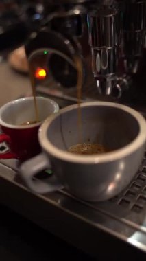 Kahve makinesinden taze espresso akışının görüntülerini kapat