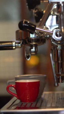 Kahve makinesiyle Espresso yapan Barista.