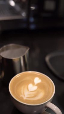 Masada köpüklü bir fincan kahve.