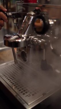 Barista kahve makinesini hazırlıyor.