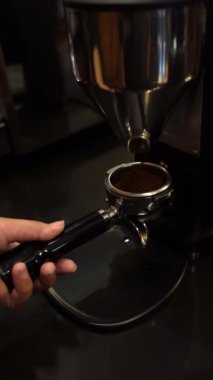 Espresso yapmak için iskele filtresini kahve telvesiyle doldur.