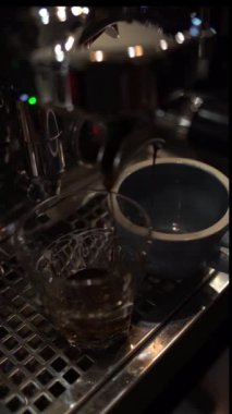 Espresso makinesi taze espresso dolduruyor.