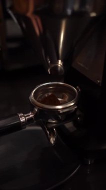 Portafilter 'i Kahve Sahası ile Dolduruluyor