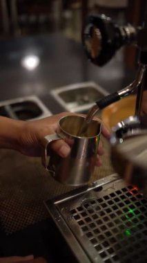 Barista içecek yapmak için sütü köpürttü.