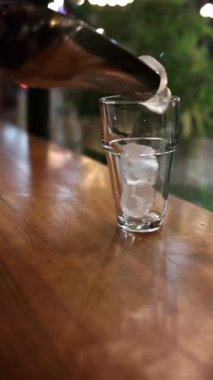 Cam pencerenin yanındaki ahşap masada soğuk ve sıcak kahve yapmak.