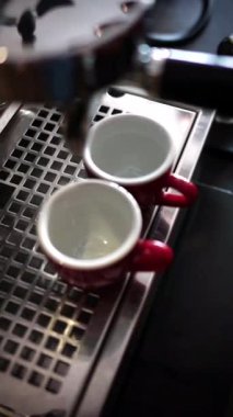 kahve makinesi dökerek espresso