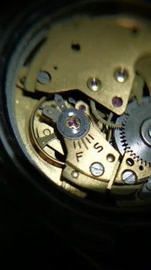 İçerideki antika otomatik saati kapat