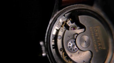 Semarang, Endonezya - 31 Mart 2025: Pontiac klasik saat mekanizmasının içinde