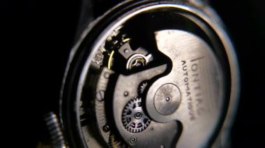 Semarang, Endonezya - 31 Mart 2025: Pontiac klasik saat mekanizmasının içinde