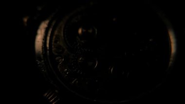 Kaliteli bir saatin iç mekanizmasını değiştirilmiş ışıklandırmayla kapat