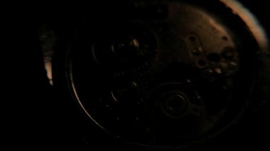 Kaliteli bir saatin iç mekanizmasını değiştirilmiş ışıklandırmayla kapat