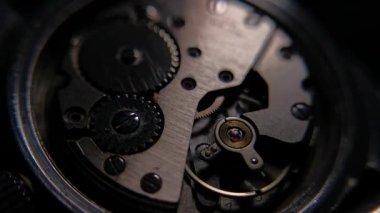 Kaliteli bir saatin iç mekanizmasını değiştirilmiş ışıklandırmayla kapat