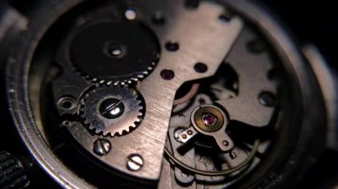 Kaliteli bir saatin iç mekanizmasını değiştirilmiş ışıklandırmayla kapat