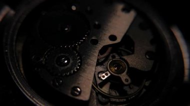 Kaliteli bir saatin iç mekanizmasını değiştirilmiş ışıklandırmayla kapat