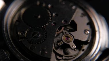 Kaliteli bir saatin iç mekanizmasını değiştirilmiş ışıklandırmayla kapat