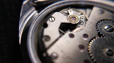 Eski bir saatin iç mekanizmasını kapat