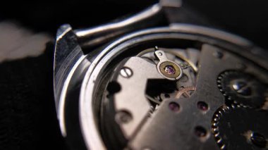 Eski bir saatin iç mekanizmasını kapat