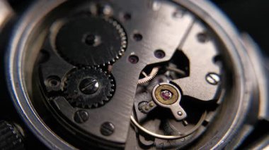 Eski bir saatin iç mekanizmasını kapat