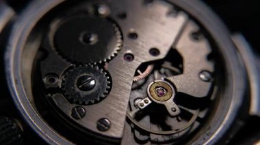 Kaliteli bir saatin iç mekanizmasını değiştirilmiş ışıklandırmayla kapat