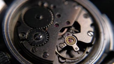 Kaliteli bir saatin iç mekanizmasını değiştirilmiş ışıklandırmayla kapat