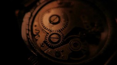 Kaliteli bir saatin iç mekanizmasını değiştirilmiş ışıklandırmayla kapat
