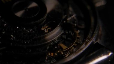 Siyah arkaplanda klasik saat