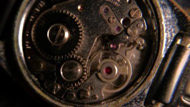 Paslı eski bir saatin iç mekanizmasını kapat