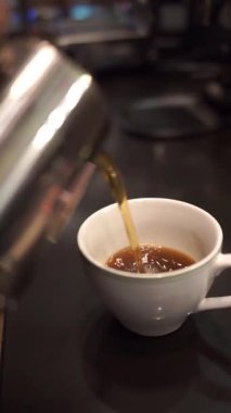 Bir fincana sıcak çay dolduruyorum.