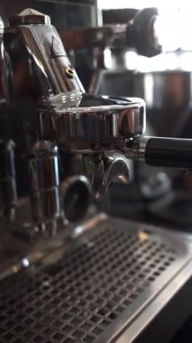 Kahve makinesiyle Espresso yapan Barista.