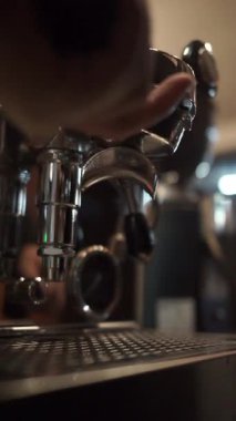 Kahve makinesinden taze espresso akışının görüntülerini kapat