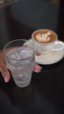 Buz Amerikano yapmak için buzlu bir bardak suya espresso dökmek.