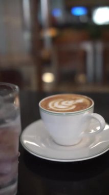 Buz Amerikano yapmak için buzlu bir bardak suya espresso dökmek.