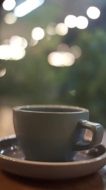 Bir fincan sıcak kahve ya da ahşap masada çay.