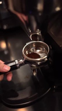 Kahve makinesini kapat ve espresso yapmak için portafilyarı kahve telvesiyle doldur.