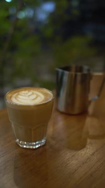 Sıcak su dökerek Vietnam 'a damlatarak siyah kafe tezgahında kahve yapmak.