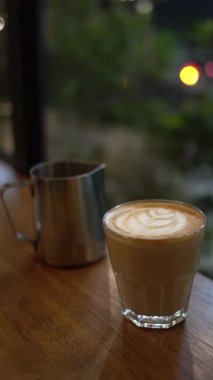 Sıcak su dökerek Vietnam 'a damlatarak siyah kafe tezgahında kahve yapmak.