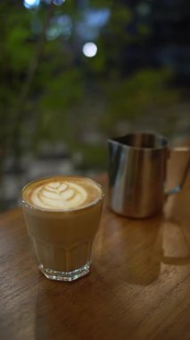 Sıcak su dökerek Vietnam 'a damlatarak siyah kafe tezgahında kahve yapmak.