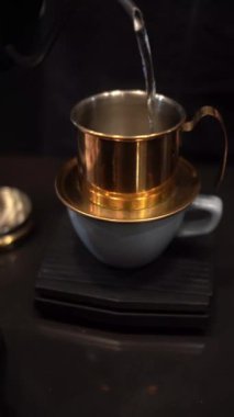Sıcak su dökerek Vietnam 'a damlatarak siyah kafe tezgahında kahve yapmak.