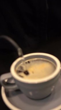 Sıcak su dökerek Vietnam 'a damlatarak siyah kafe tezgahında kahve yapmak.