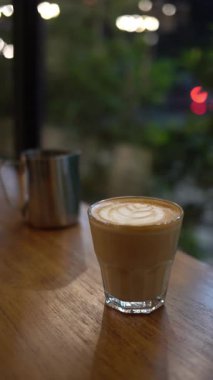 Sıcak su dökerek Vietnam 'a damlatarak siyah kafe tezgahında kahve yapmak.