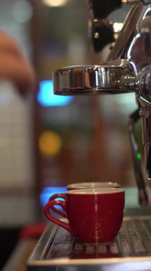 Sıcak su dökerek Vietnam 'a damlatarak siyah kafe tezgahında kahve yapmak.