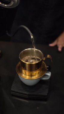 Sıcak su dökerek Vietnam 'a damlatarak siyah kafe tezgahında kahve yapmak.