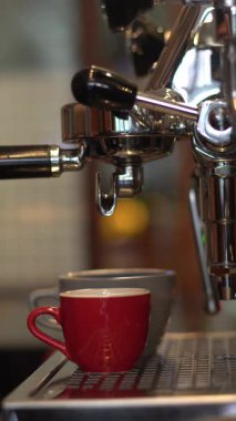 Kahve makinesinden taze espresso akıyor.